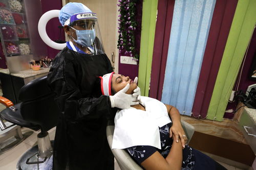 印度疫情趨緩 部分地區逐步放松防疫措施 美容服務行業迎來復蘇